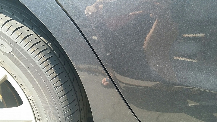 國道遇砂石車，車子被砂石擊傷多處