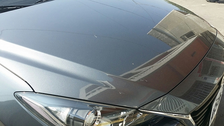 國道遇砂石車，車子被砂石擊傷多處