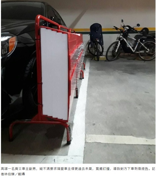 不滿隔壁停太近 賓士車主放釘牆被告傷害