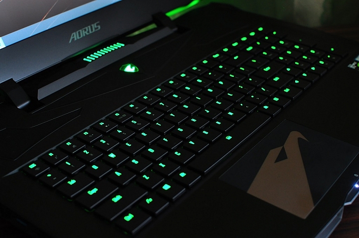 AORUS X9旗艦筆電，打造極輕極薄的高效能遊戲筆電