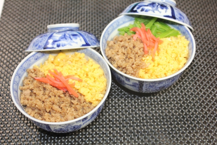 【我家餐桌上的日本料理之八】 可享用雞肉肉燥與蛋鬆兩種風味的雙色蓋飯