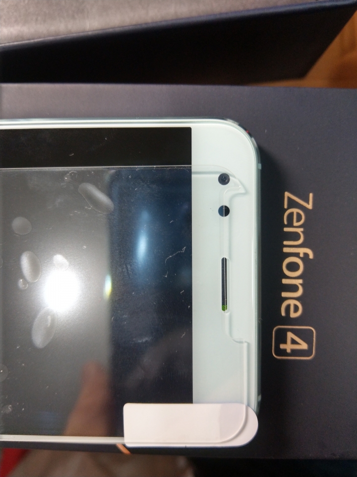 請問 Asus Zenfone4 貼這款鋼化玻璃保護貼正常麼??
