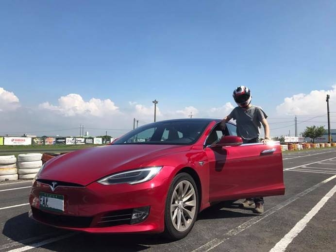 Tesla不比加速還有優勢嗎？卡丁車賽車場心得～