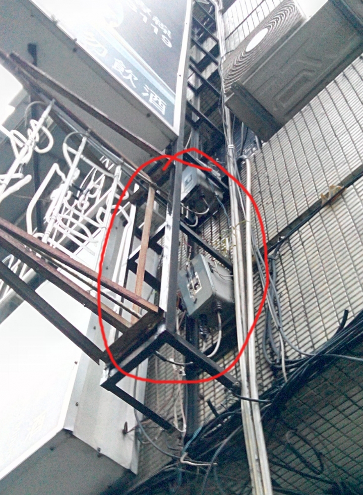 這兩個裝置是什麼? (有圖)