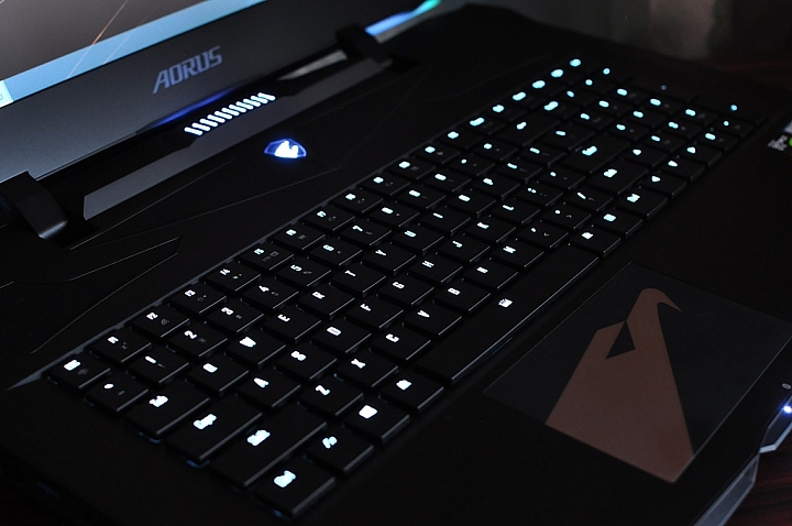AORUS X9旗艦筆電，打造極輕極薄的高效能遊戲筆電