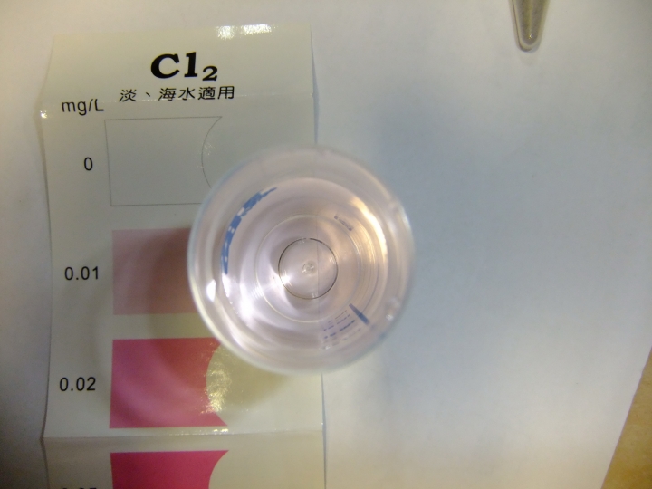 想問大家，自己家裡水龍頭出來的自來水，其自由餘氯濃度大約是多少?