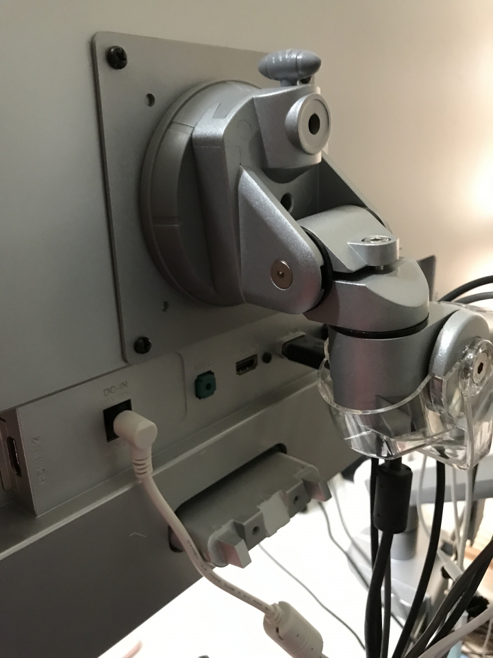 ErgoMap人因地圖 漂浮式-桌用人體工學螢幕架 真的有漂浮感,以後可以站著使用了!