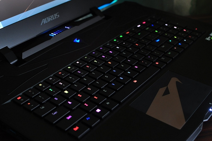 AORUS X9旗艦筆電，打造極輕極薄的高效能遊戲筆電