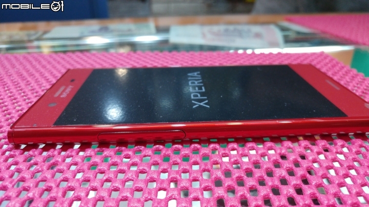 XZP 紅色 簡單開箱 更新 已收到活動行動電源跟充電線 正面也貼了全透