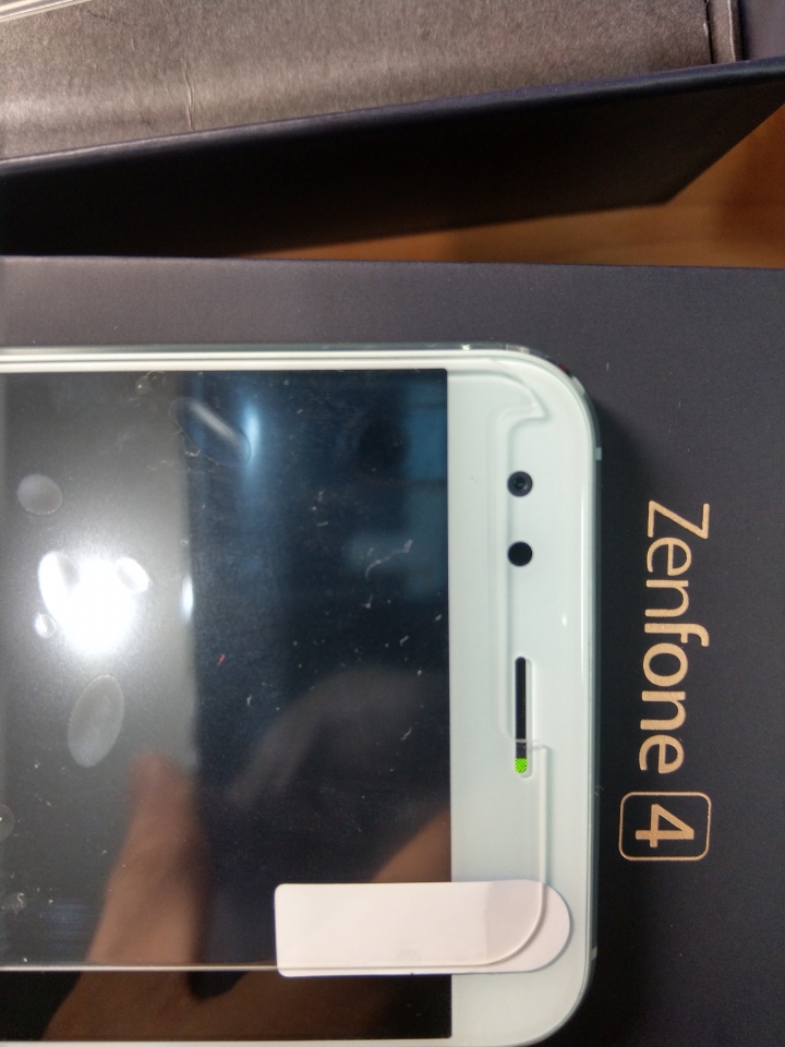 請問 Asus Zenfone4 貼這款鋼化玻璃保護貼正常麼??