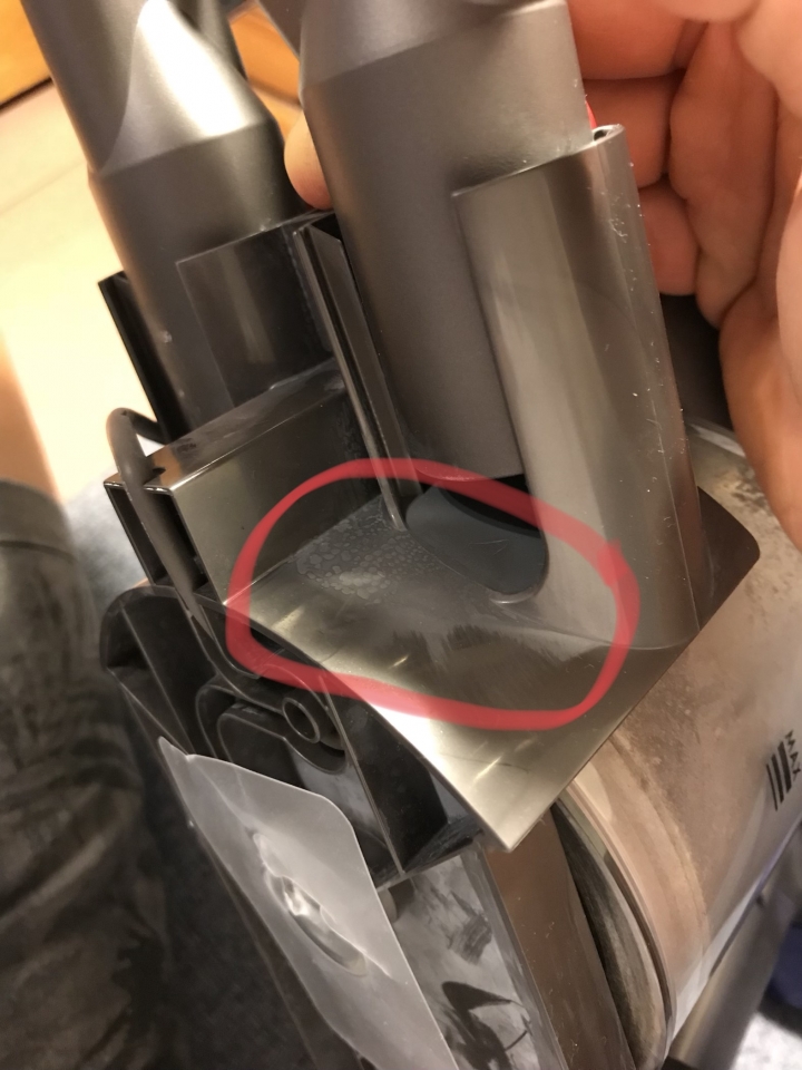 dyson 清掃過的家具周邊會慢慢長出白粉