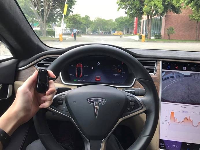 Tesla不比加速還有優勢嗎？卡丁車賽車場心得～