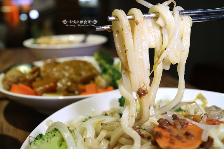 【中和素食】『十味健康素食』宜安店/近永安市場站/健康素食/平價/推XO醬抄手讚岐烏龍麵/日式咖哩蓋飯/涼拌川耳