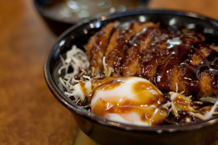 【美食。食記】神戶 三宮 便宜快速的地下街豬排飯 かつ丼吉兵衛 本店 推薦