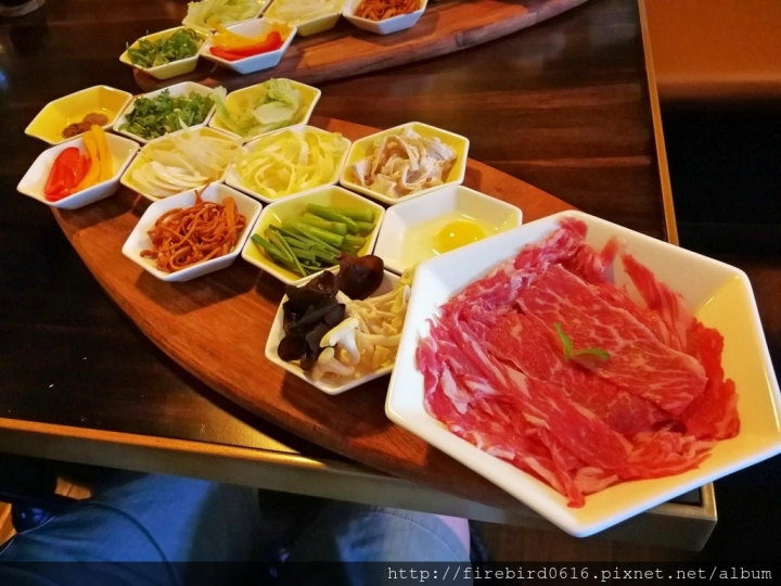 [桃園平鎮忠貞]八妹婆婆民族創藝過橋米線--創意雲南料理--頂級環境高級食材石鍋創新嘗試