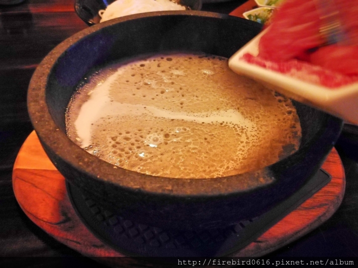 [桃園平鎮忠貞]八妹婆婆民族創藝過橋米線--創意雲南料理--頂級環境高級食材石鍋創新嘗試
