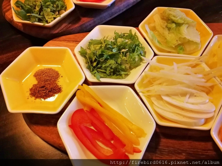 [桃園平鎮忠貞]八妹婆婆民族創藝過橋米線--創意雲南料理--頂級環境高級食材石鍋創新嘗試