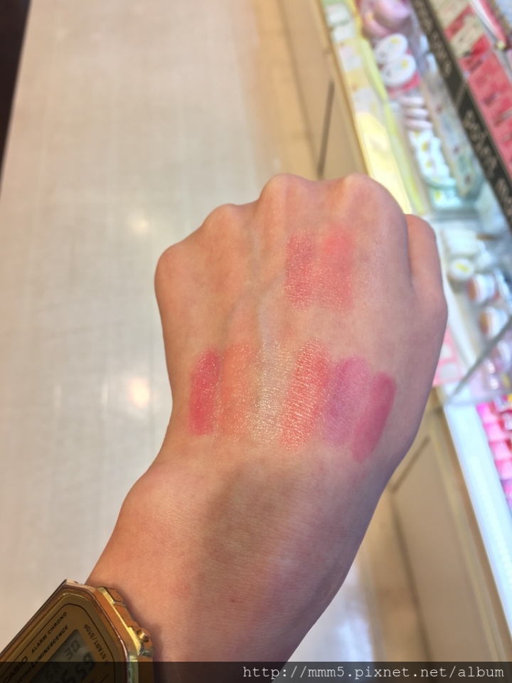 露華濃REVLON (蠟筆潤色護唇膏)KISS BALM試色心得