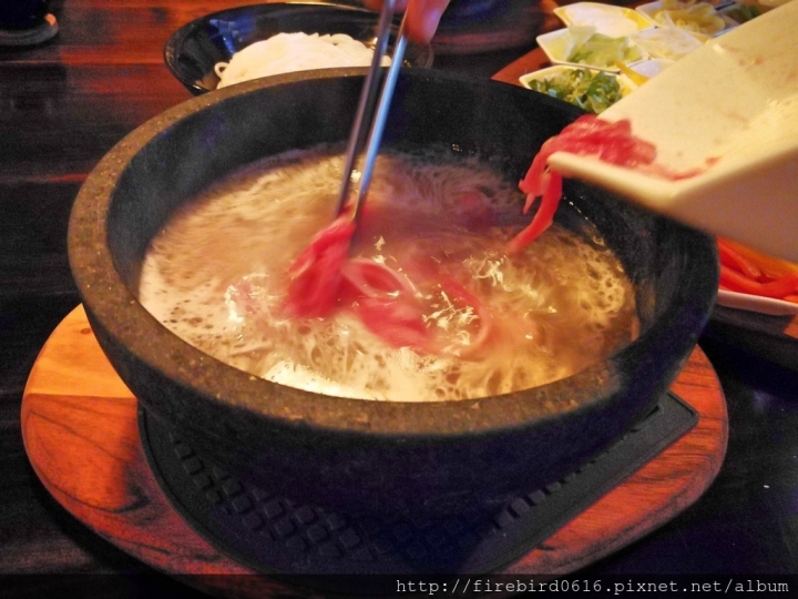 [桃園平鎮忠貞]八妹婆婆民族創藝過橋米線--創意雲南料理--頂級環境高級食材石鍋創新嘗試