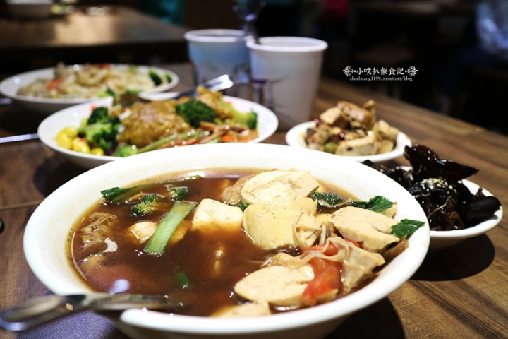 【中和素食】『十味健康素食』宜安店/近永安市場站/健康素食/平價/推XO醬抄手讚岐烏龍麵/日式咖哩蓋飯/涼拌川耳