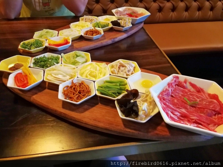[桃園平鎮忠貞]八妹婆婆民族創藝過橋米線--創意雲南料理--頂級環境高級食材石鍋創新嘗試