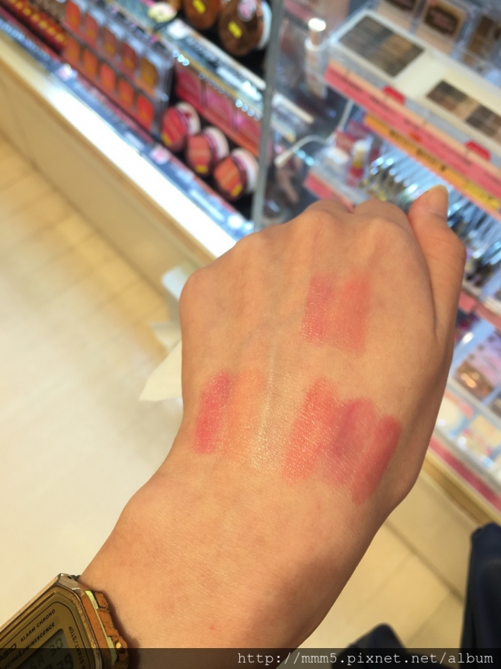 露華濃REVLON (蠟筆潤色護唇膏)KISS BALM試色心得
