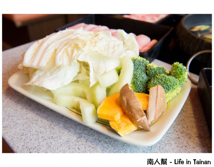 【台南東區-美食】全台南首創鐵板燒&壽喜燒吃到飽｜雙主餐.哈根達斯任你吃到飽 ~ 福豆屋(德安百貨)