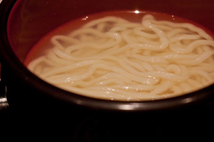 【美食。食記】東京 江戶川橋 冬夜，那些溫暖我的深夜食堂(1)  釜あげうどんはつとみ 烏龍麵