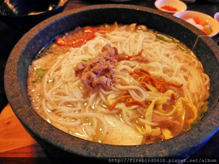 [桃園平鎮忠貞]八妹婆婆民族創藝過橋米線--創意雲南料理--頂級環境高級食材石鍋創新嘗試
