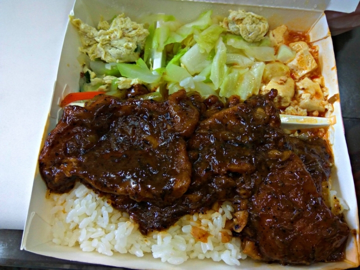 [便當系列]彰化市正忠排骨飯/排骨便當~裝潢新穎具現代感~排隊動線設計不錯~可用悠遊卡付款還享折價!!