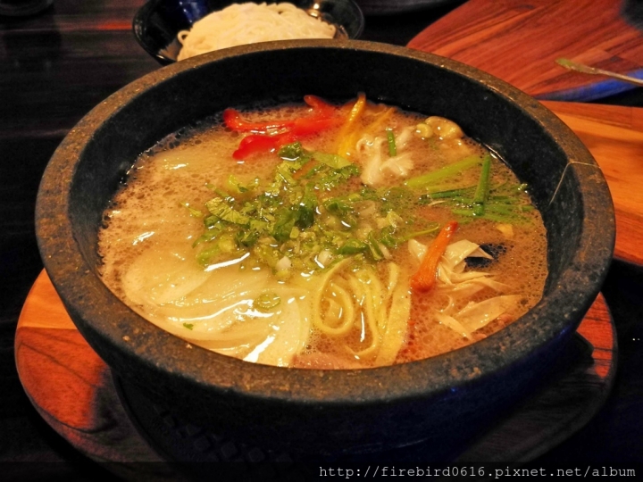 [桃園平鎮忠貞]八妹婆婆民族創藝過橋米線--創意雲南料理--頂級環境高級食材石鍋創新嘗試