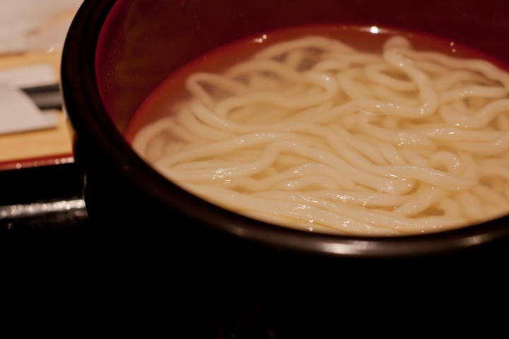 【美食。食記】東京 江戶川橋 冬夜，那些溫暖我的深夜食堂(1)  釜あげうどんはつとみ 烏龍麵