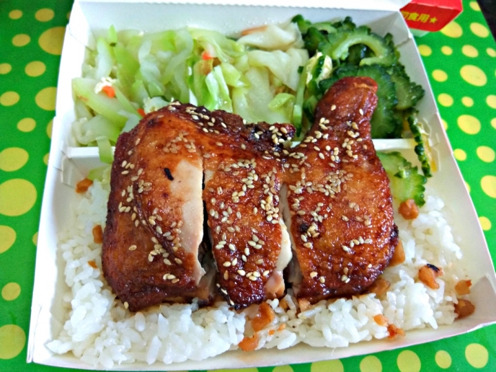 [便當系列]彰化市正忠排骨飯/排骨便當~裝潢新穎具現代感~排隊動線設計不錯~可用悠遊卡付款還享折價!!