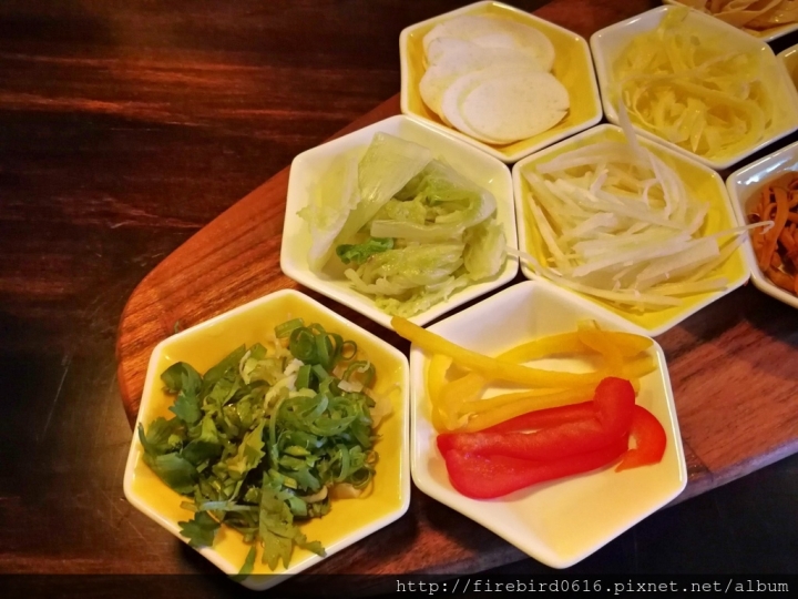 [桃園平鎮忠貞]八妹婆婆民族創藝過橋米線--創意雲南料理--頂級環境高級食材石鍋創新嘗試