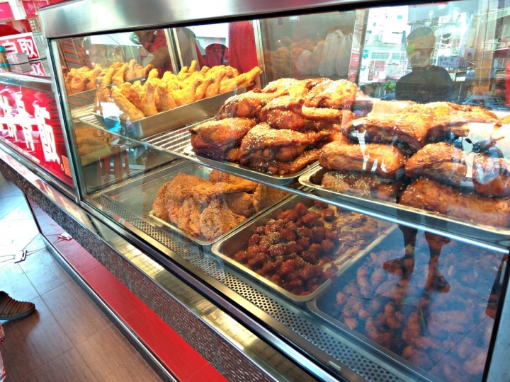 [便當系列]彰化市正忠排骨飯/排骨便當~裝潢新穎具現代感~排隊動線設計不錯~可用悠遊卡付款還享折價!!