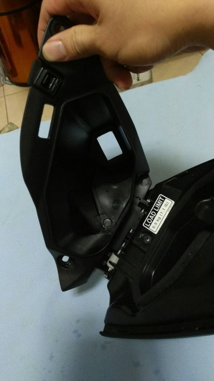 x-max 300 改裝(增加手套箱右邊usb裝置)