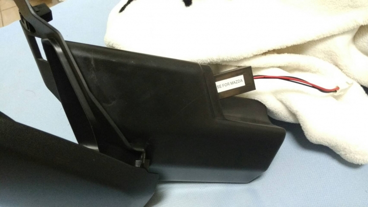 x-max 300 改裝(增加手套箱右邊usb裝置)