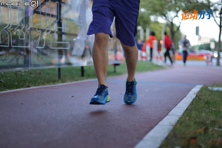 HOKA ONE ONE Clifton 4 VS Clayton 2 對比評測：厚實和輕快，硬彈和柔軟