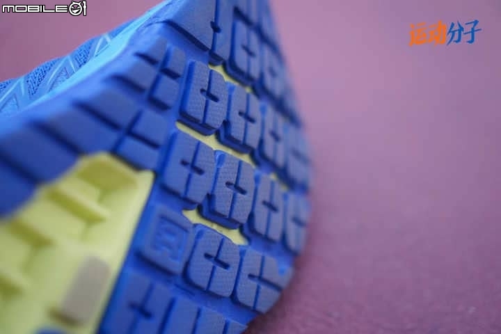 HOKA ONE ONE Clifton 4 VS Clayton 2 對比評測：厚實和輕快，硬彈和柔軟