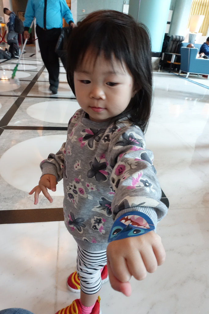 【2017香港迪士尼】迪士尼樂園DAY1(上)。小小世界 春日明星嘉年華遊行 迪士尼魔法書房