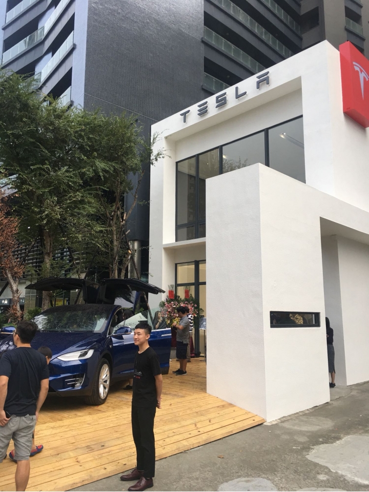 台中大遠百 Tesla 怎麼不見了？