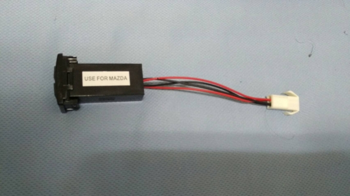 x-max 300 改裝(增加手套箱右邊usb裝置)