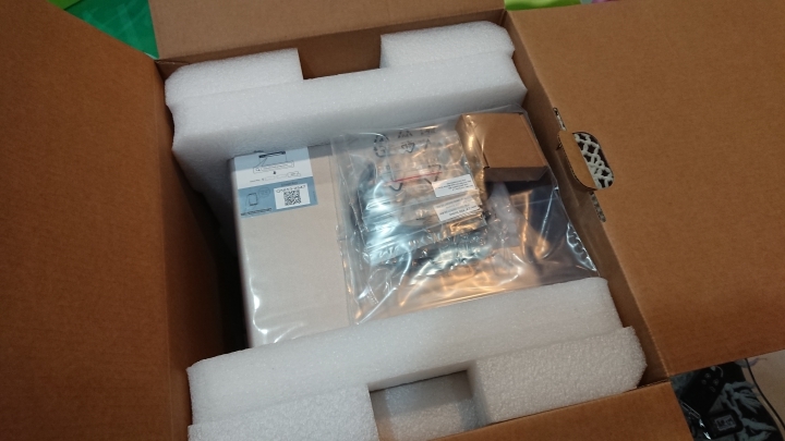 [開箱]QNAP TS-877-1600-8G簡單開箱照~