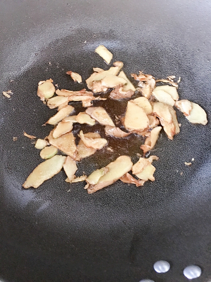 [食譜分享] 冬令進補、月子餐補身，香又軟Q的麻油腰子