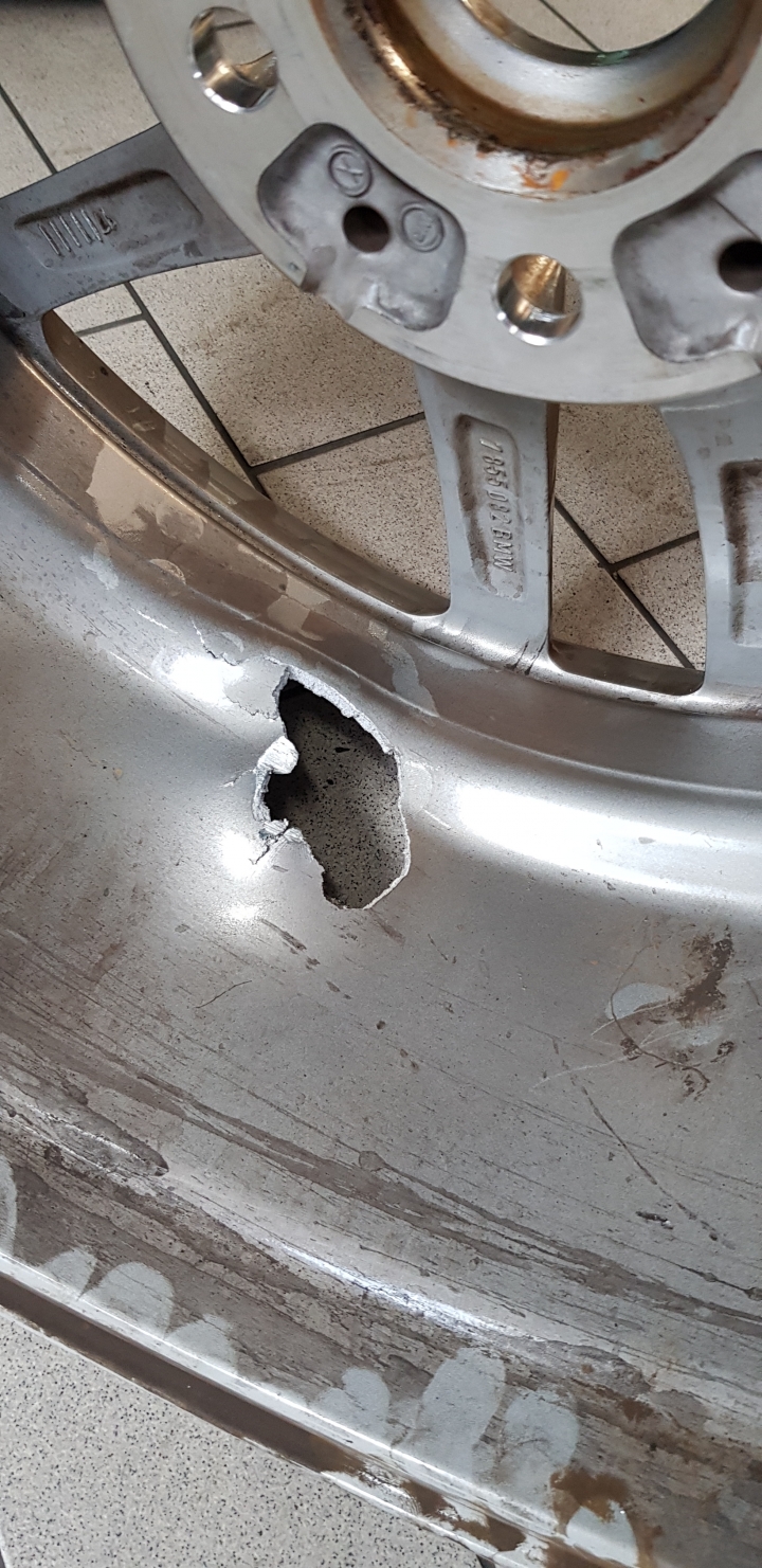 右後輪鋁圈爆開...請問這狀況正常嗎？