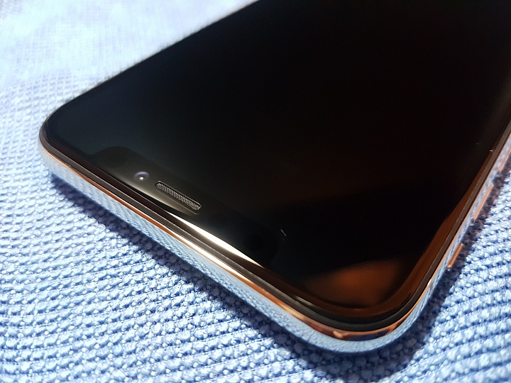 iPhone X  螢幕左凹角的地方某個角度有痕跡....，有誰也是類似這個瑕疵問題的嗎?