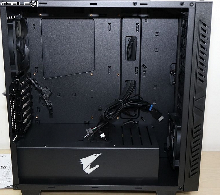 信仰の殼，技嘉AORUS鷹神崛起加入機殼戰局 GP-AC300W 開箱
