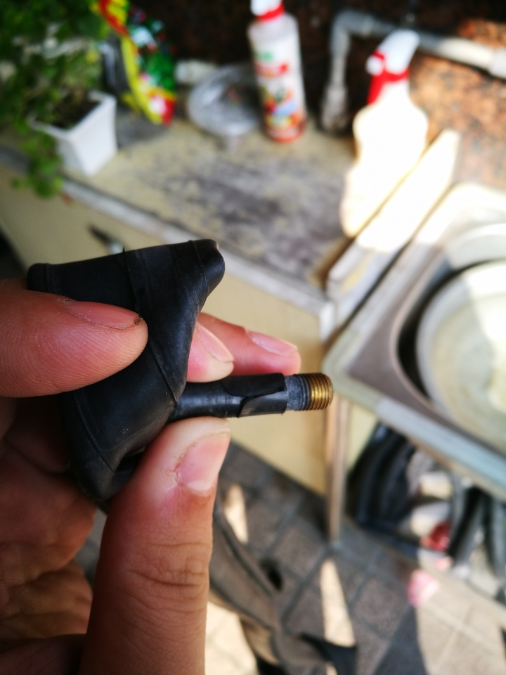 內胎氣嘴根部裂開 漏氣
