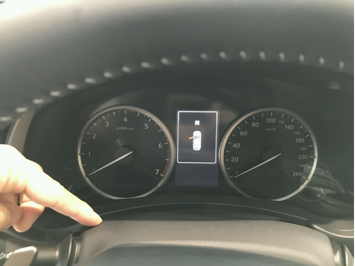 各位NX的車主有發現 方向盤後座左高右低嗎？