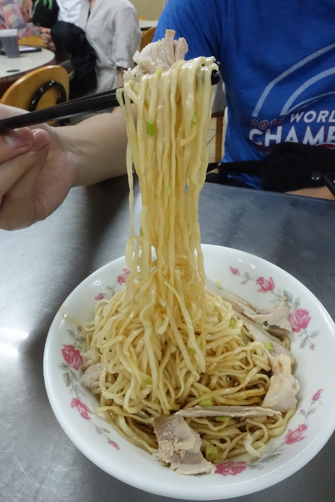 【食記】台南中西區。民生路海安路口無名藍招牌意麵